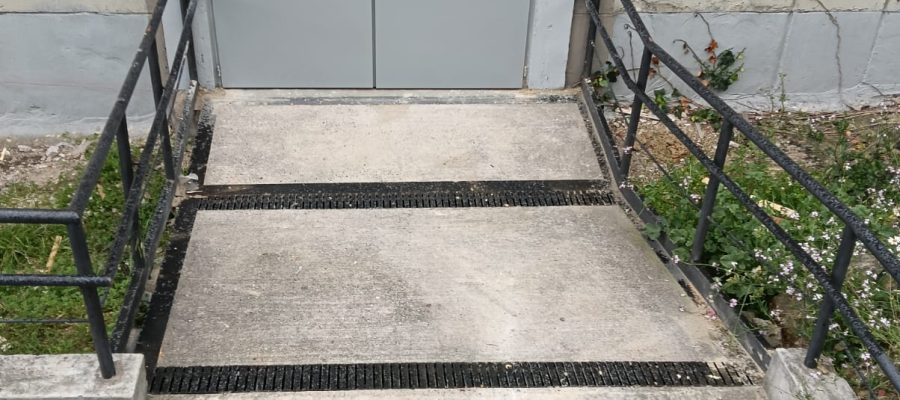 PUERTAS DE EMERGENCIA Y RAMPAS