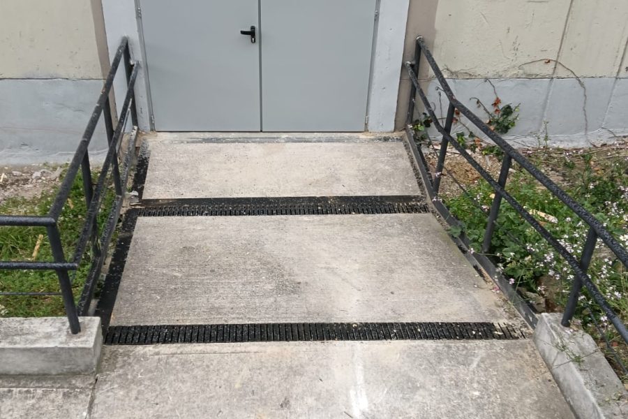 PUERTAS DE EMERGENCIA Y RAMPAS
